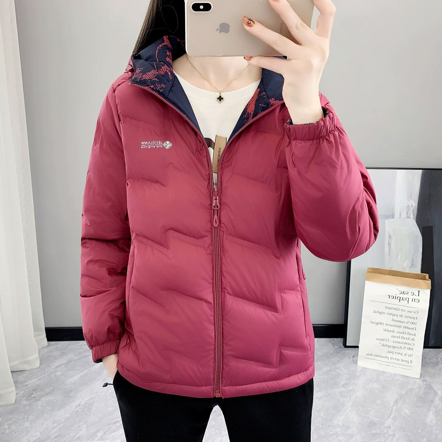 冬季新款双面穿羽绒服女轻量化保暖防水连帽大码运动徙步妈妈外套