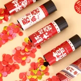 Свадебная рука, чтобы скрутить небольшую подарочную садоводную трубку, чтобы забрать игру с творческой свадебной фотографией для реквизита для реквизита