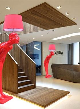 招财玻璃钢鞠躬迎宾人物雕塑商场酒楼餐厅菜馆开业落地灯工艺饰品