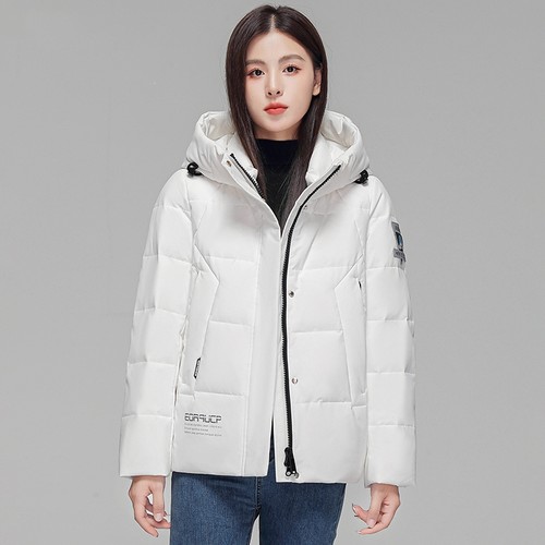 雪中飞羽绒服短款连帽妈妈装外套