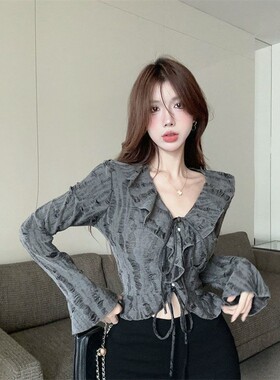 辣妹破洞设计感V领荷叶边长袖t恤女春秋美拉德收腰显瘦外搭短上衣