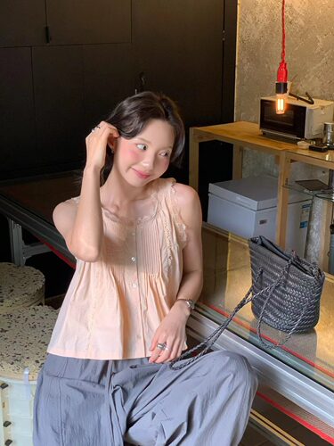 巨显白蕾丝拼接宽松显瘦无袖背心