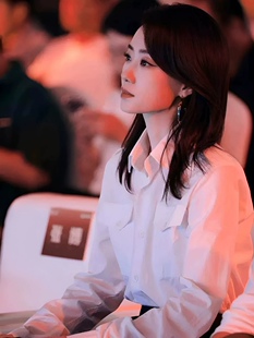 张小斐明星同款口袋简约长袖衬衫免烫女春秋别致宽松休闲打底上衣