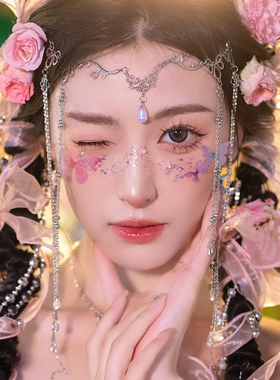 西域公主妆容蝴蝶眼妆脸上贴饰品装饰美甲钻假发辫子蝴蝶发箍头饰