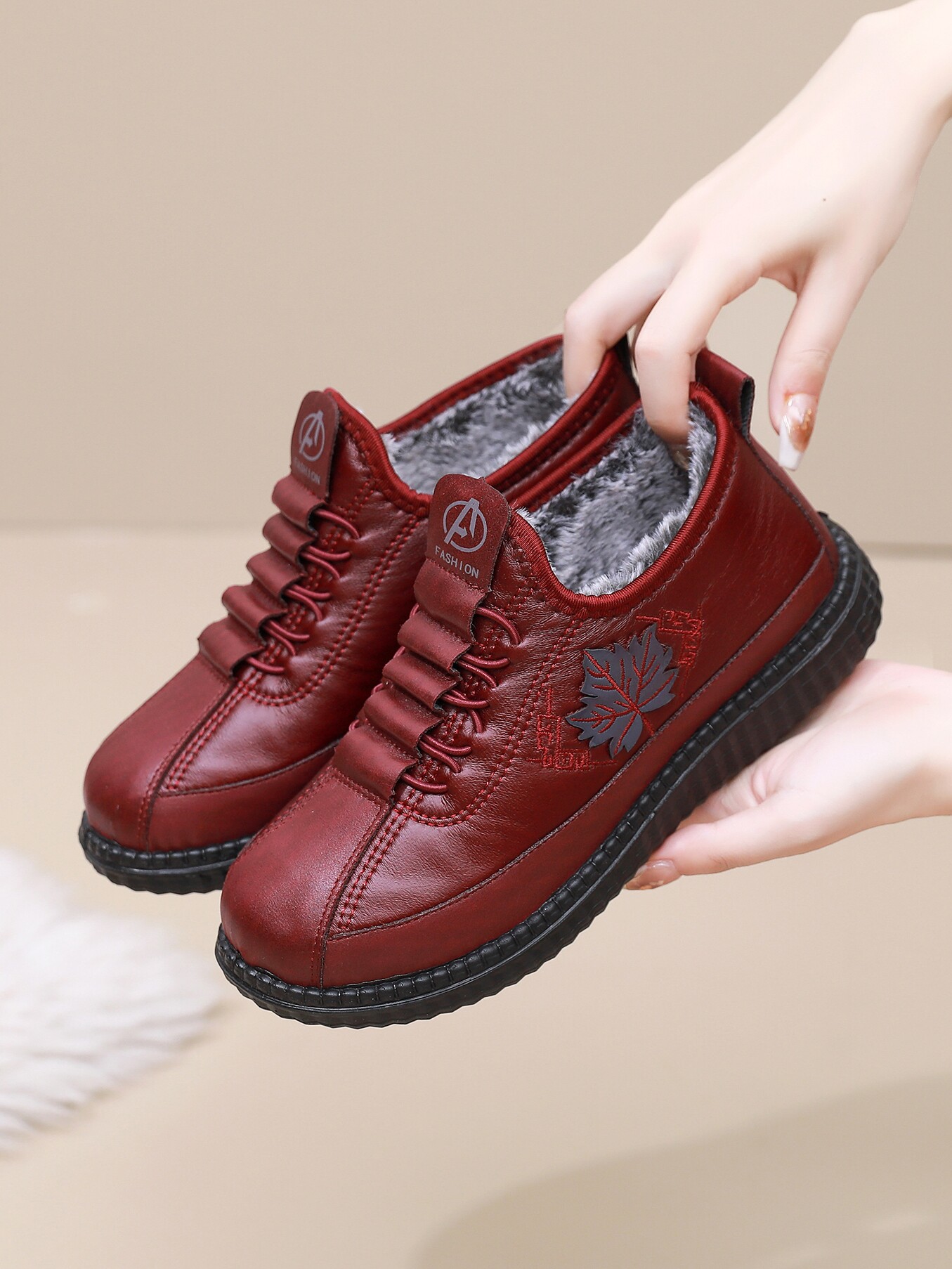 겨울 여성을위한 새로운 면화 신발 벨벳과 두꺼운 어머니의 신발 미끄럼 방지 따뜻한 두 번째 면화 오래된 베이징 면화 부츠 방수 스노우 부츠