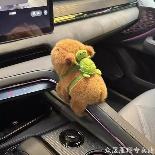 卡皮巴拉车载汽车内装饰品怀挡摆件水豚毛绒玩偶车搭子中控台公仔