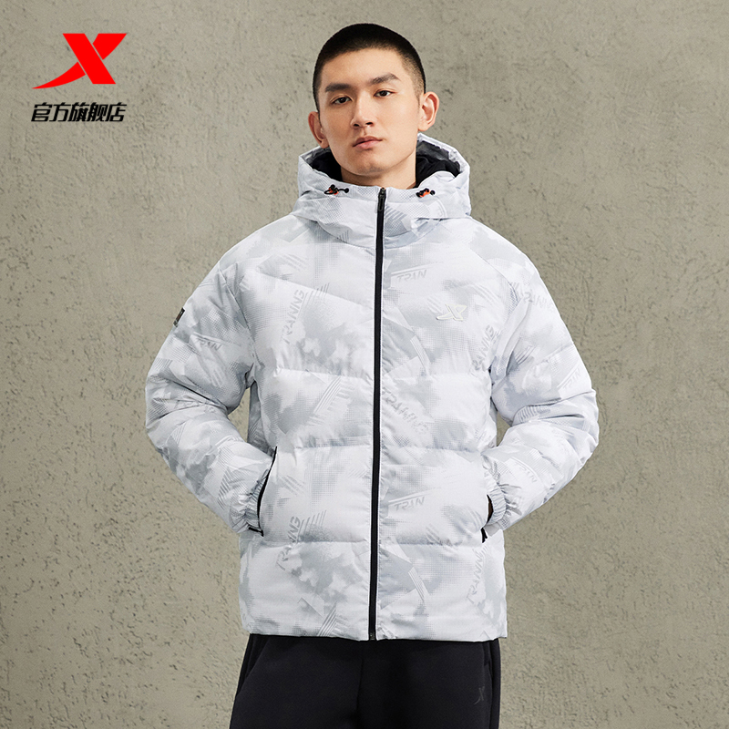特步运动羽绒服男2023冬季新款满印连帽外套保暖棉服977429190394