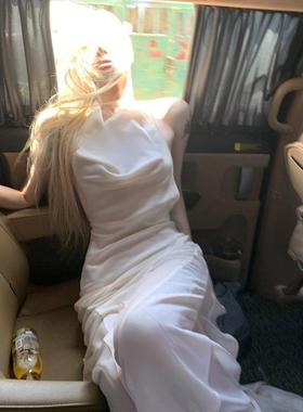 海边氛围感十字露背无袖连衣裙法式纯欲风性感辣妹白色挂脖长裙子