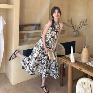 2025夏季法式无袖挂脖印花连衣裙女新款度假风温柔气质小心机长裙