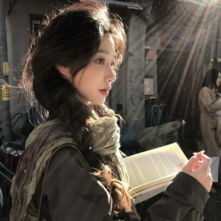 复古文艺风绿咖色丝巾女秋冬氛围感长款围巾薄款褶皱棉麻围脖披肩