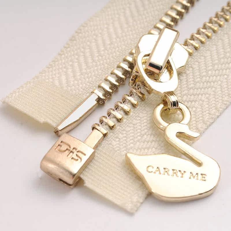 精致衣服配件包包彩色手提包全套修补家用拉链配件衣服辅料手工。在类目 居家布艺, 缝纫DIY材料、工具及成品, 缝纫DIY配件/辅料/配饰, 拉链中 - 来自Buy2taobao.com提供专业的淘宝代购服务