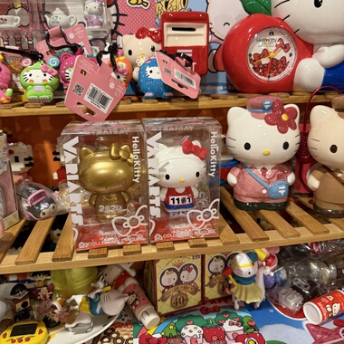 hello kitty手办金色款红色 摆件