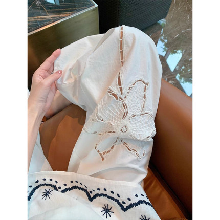 慵懒风白色镂空绣花亚麻阔腿裤女秋2025新款垂感休闲显瘦直筒裤子