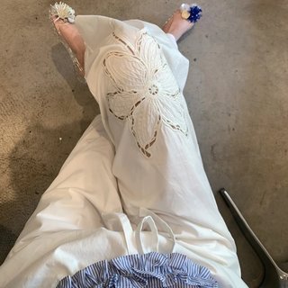 慵懒风白色镂空绣花亚麻阔腿裤女夏2025新款垂感休闲显瘦直筒裤子