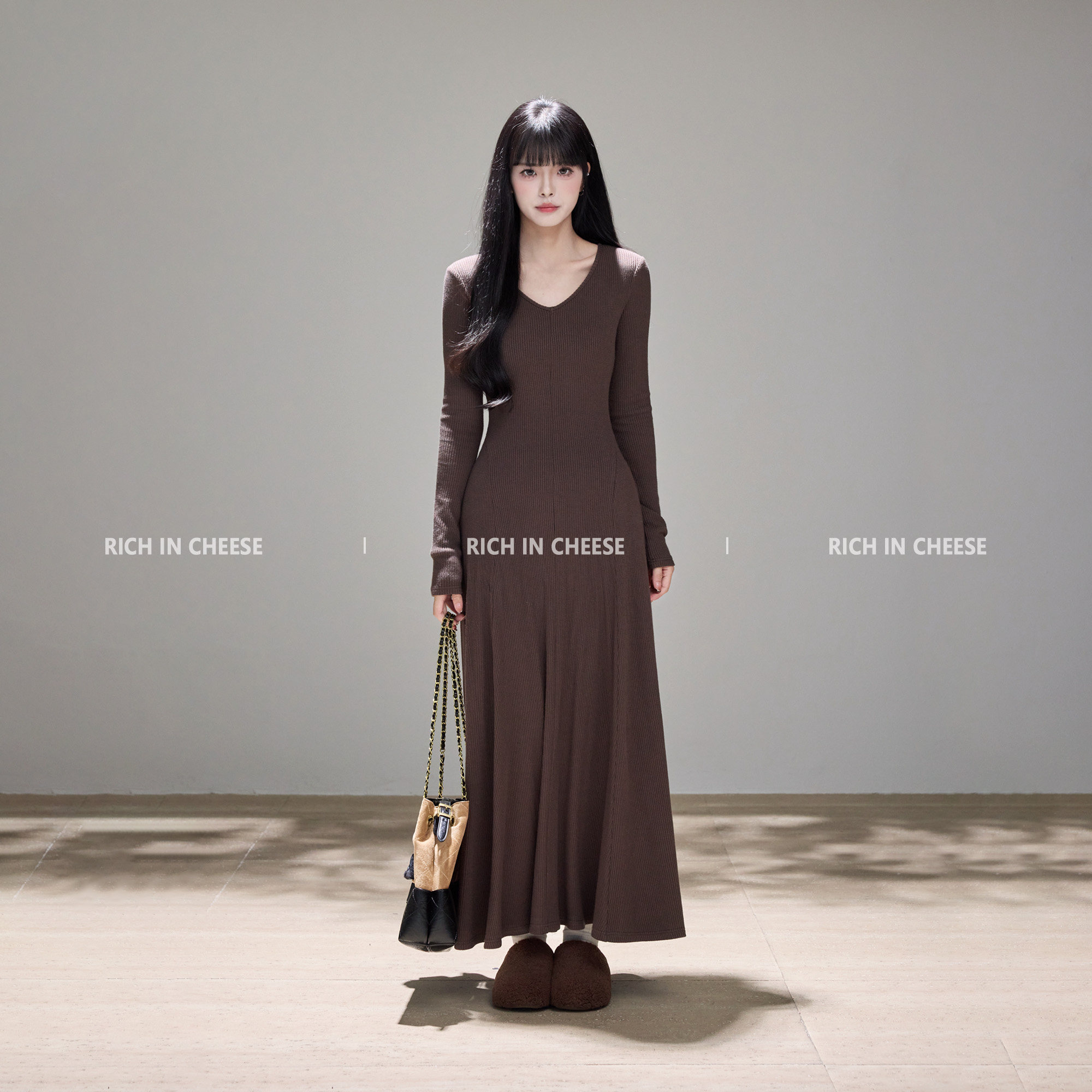 V领设计针织弹力长款收腰连衣裙