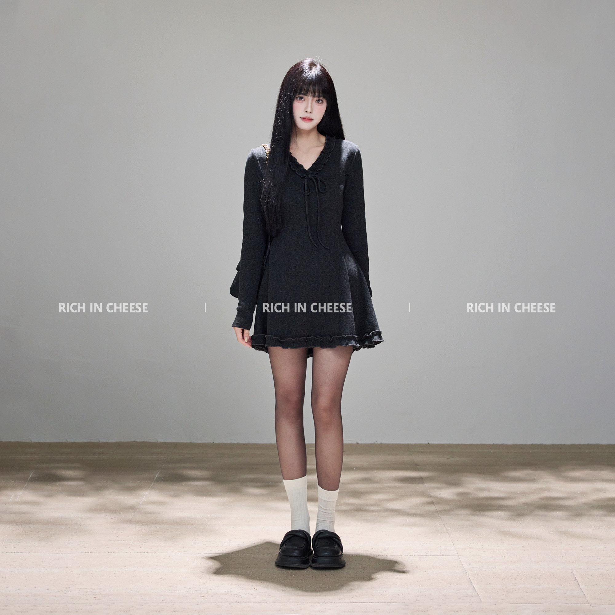 RICHINCHEESE 莉丝可可 法式V领木耳边设计感针织弹力收腰连衣裙,女装/女士精品,连衣裙,淘宝优惠券,粉丝福利购,淘宝优惠卷