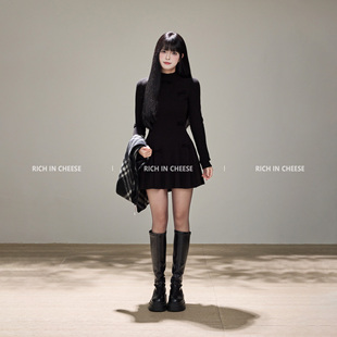 RICHINCHEESE 秋冬简约蝴蝶绒带设计针织弹力收腰连衣裙 天使之城