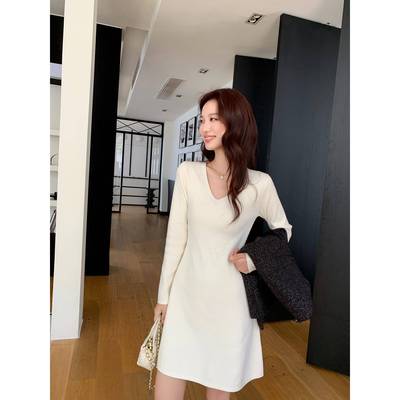 法式高级感白色V领打底针织连衣裙女早秋裙子秋冬配大衣内搭毛衣