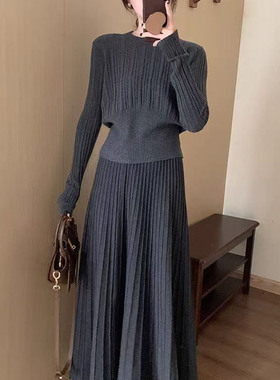 法式高级感收腰灰色针织连衣裙一整套2026新款气质半身裙毛衣套装