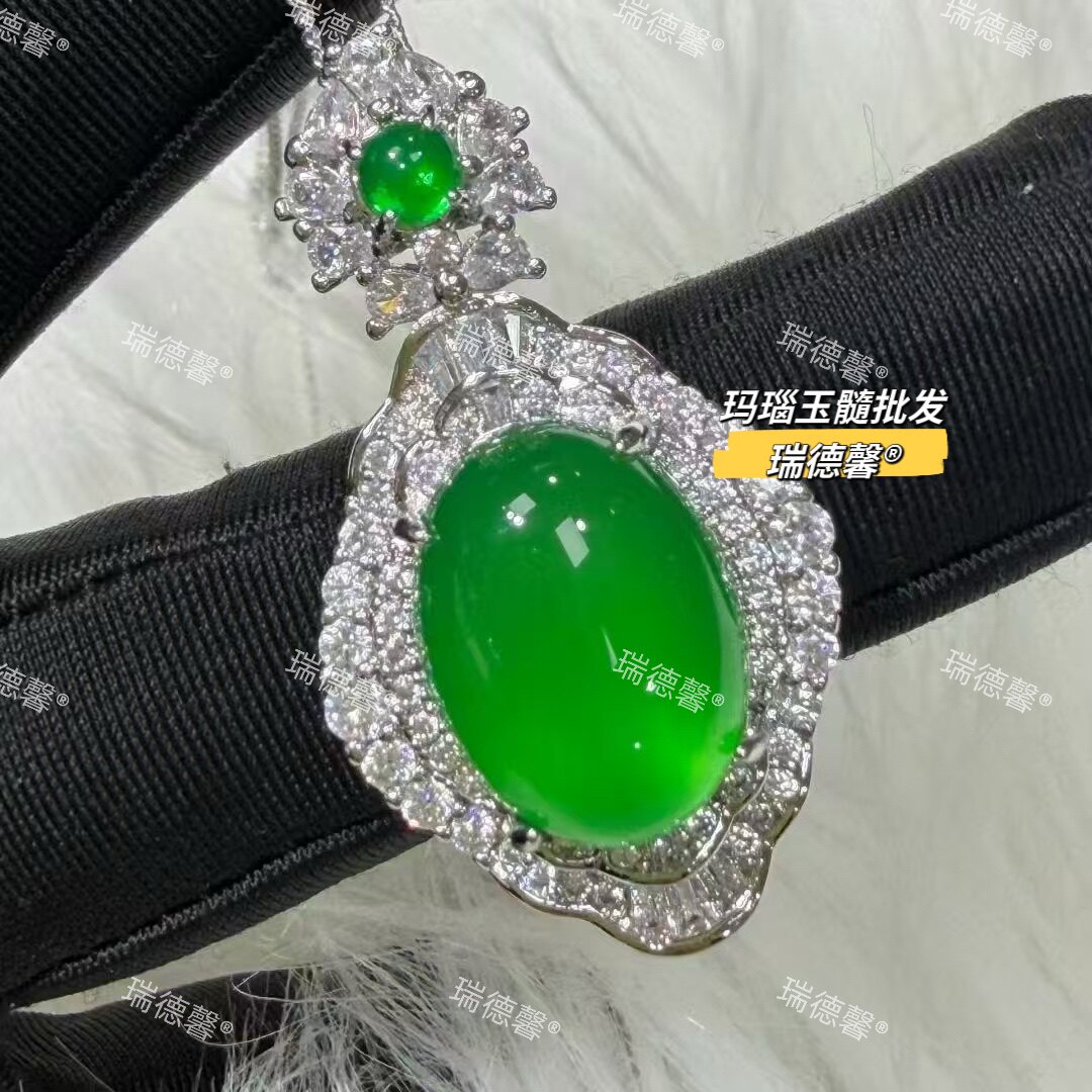 玛瑙帝王绿玉髓吊坠女款项链挂件玉石吊坠送女友礼物新中式锁骨链
