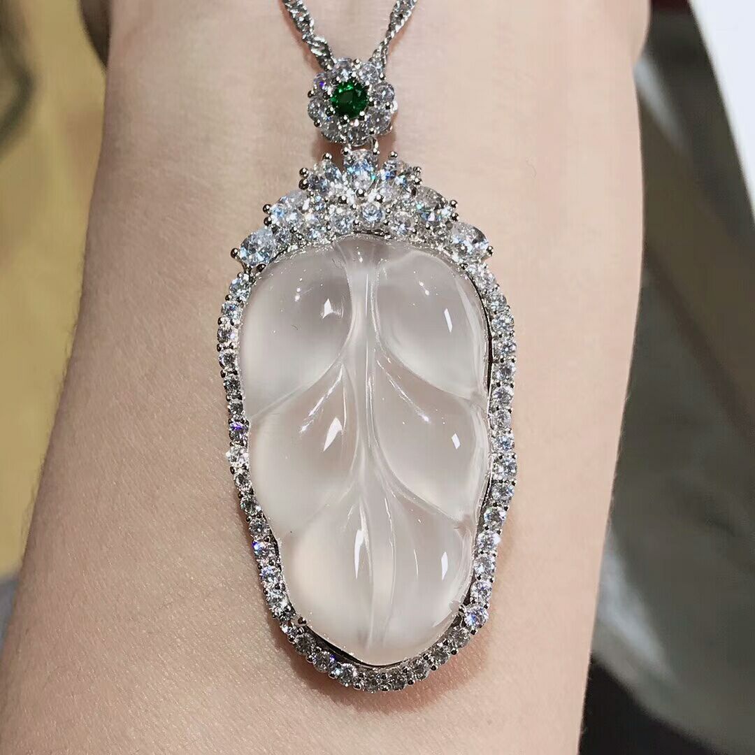 玉髓镀银镶嵌爱心笑佛树叶吊坠