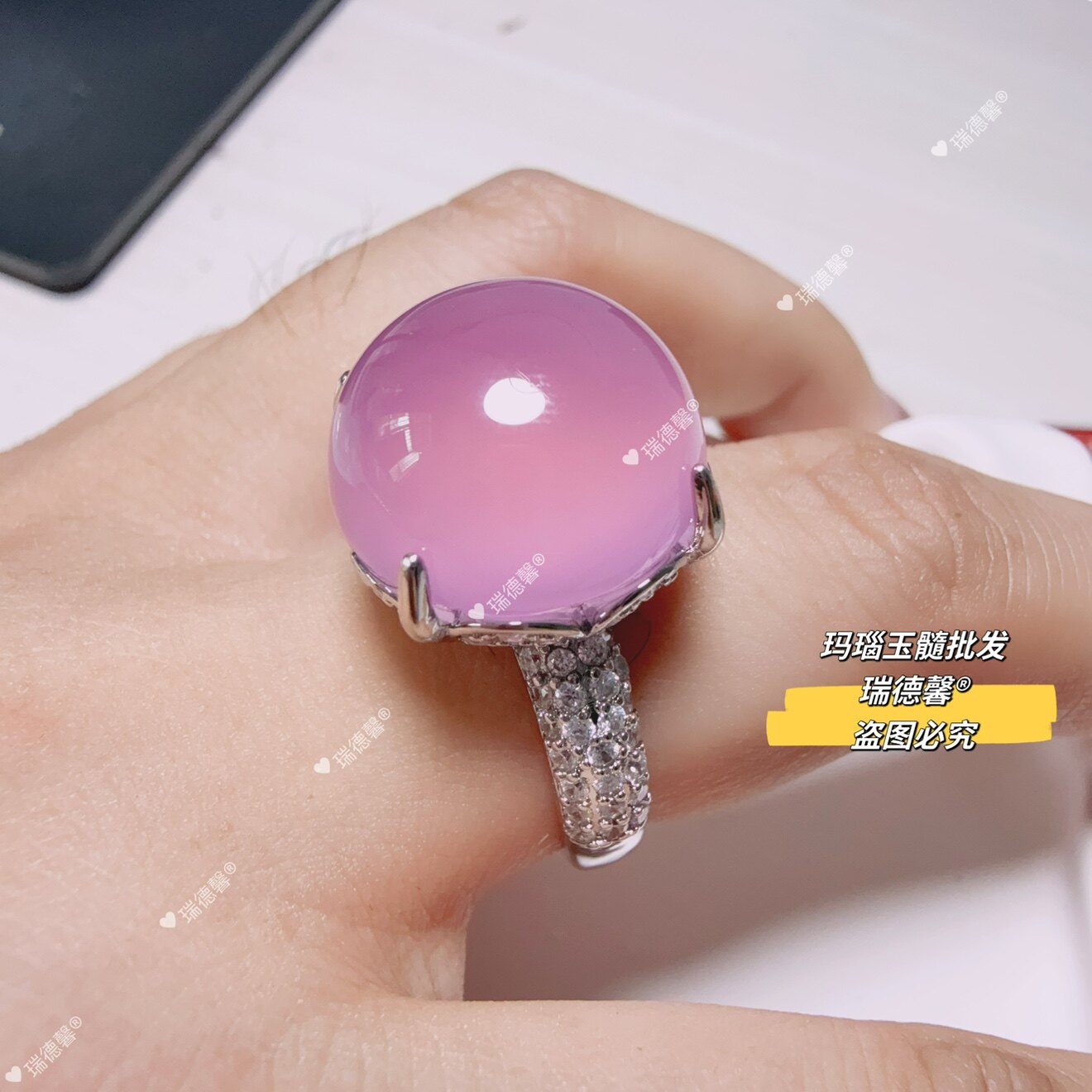 粉玉髓鸽子蛋戒指帝王绿玛瑙指环