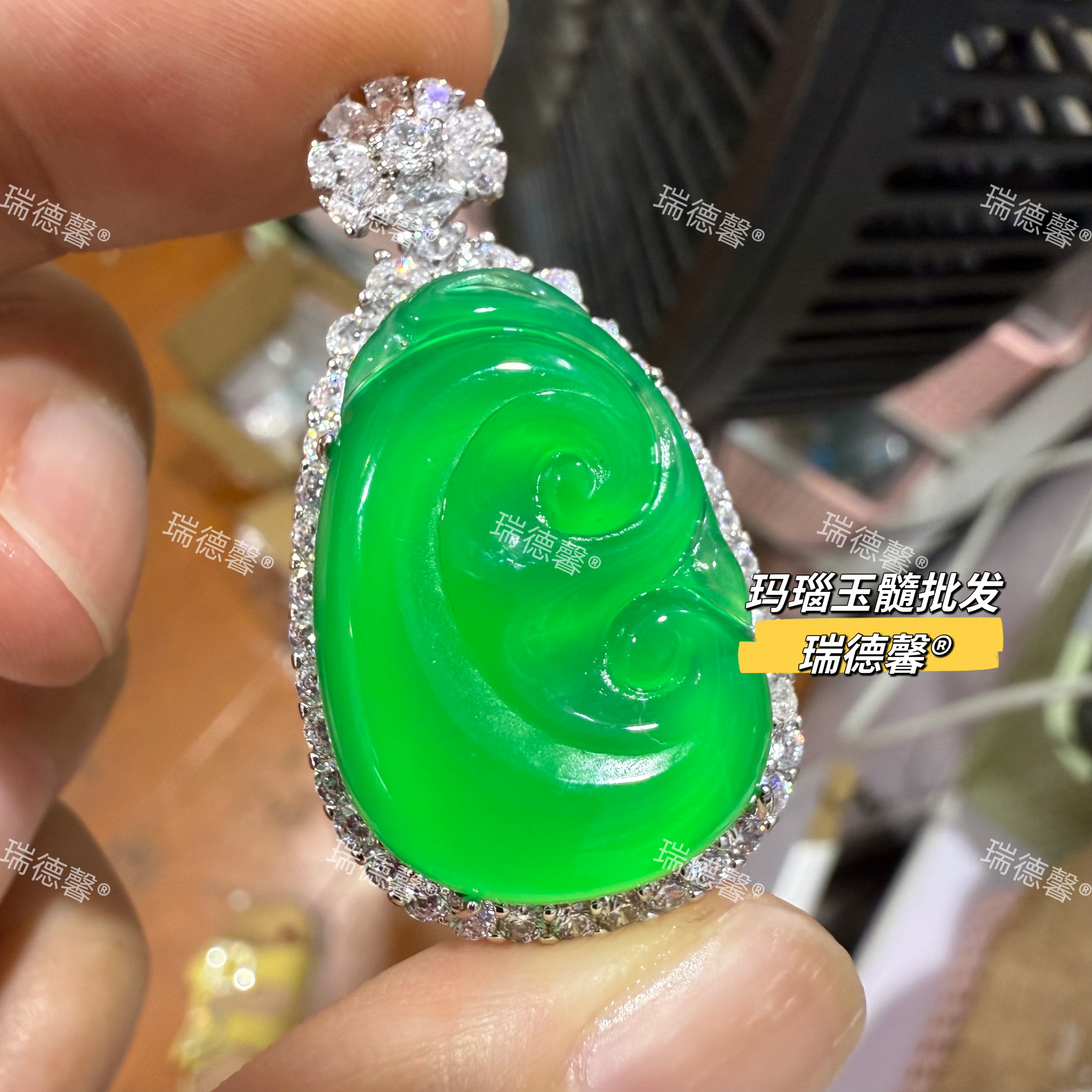 帝王绿玉髓如意吊坠瑞德馨批发