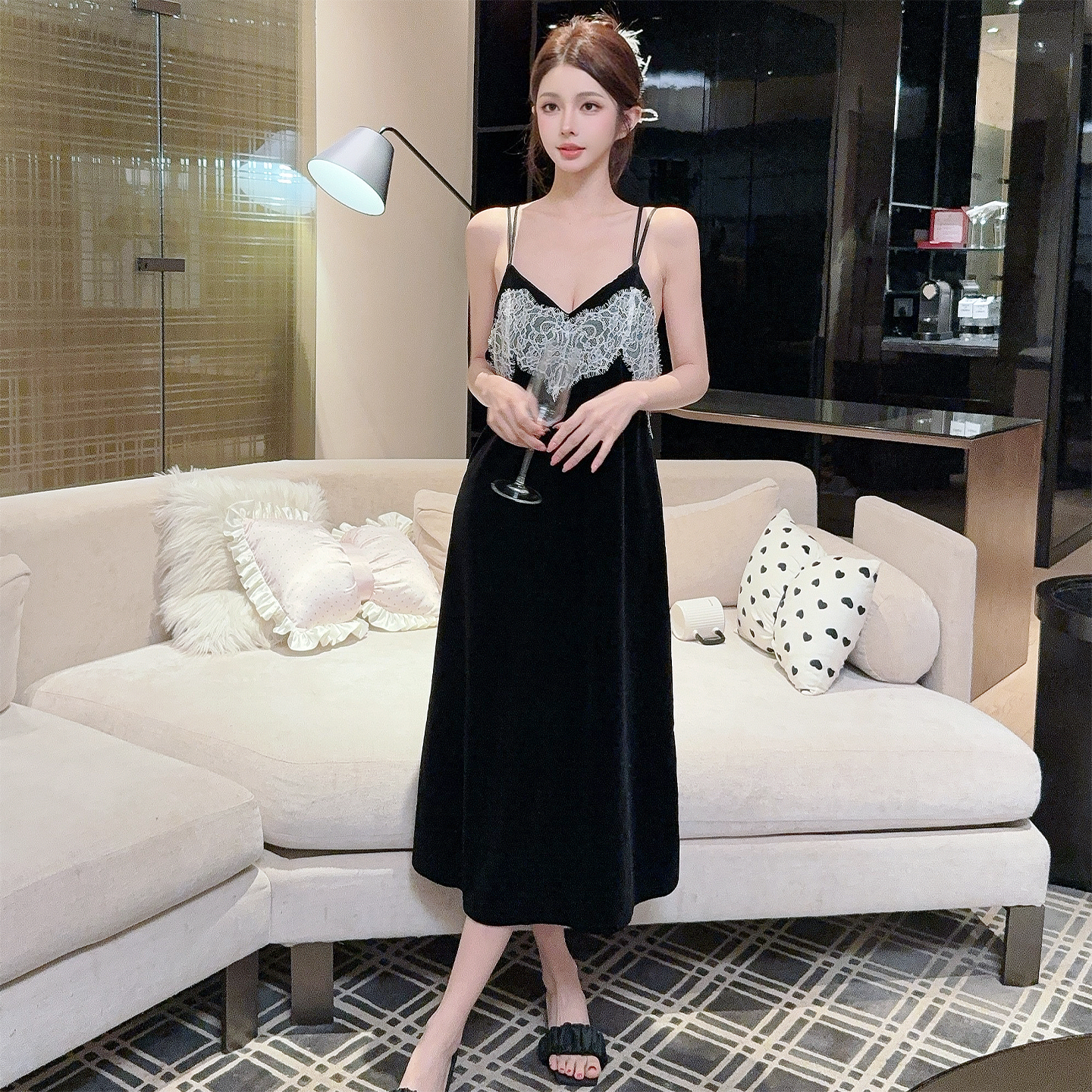 加长睡裙女2025新款冬高级感吊带轻熟御姐睡衣金丝绒吊带胸垫长裙