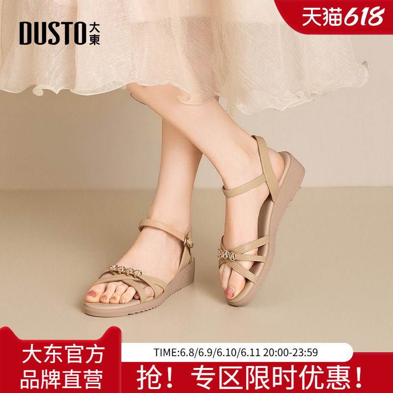 大东绑带凉鞋女鞋2026夏季新款休闲坡跟女鞋子中跟圆头舒适妈妈鞋