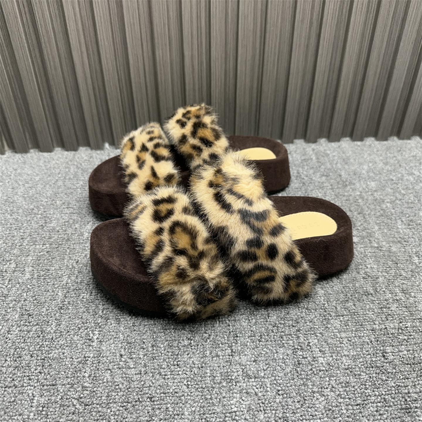 孤品处理38码豹纹毛毛一字拖女冬季新款加绒厚底时尚高级毛绒拖鞋