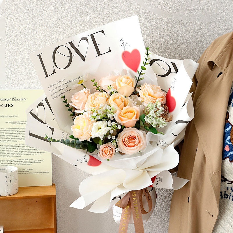 风格画报LOVE爱心鲜花包装纸