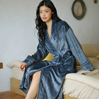 9806 Сплошной голубой серой (самка)