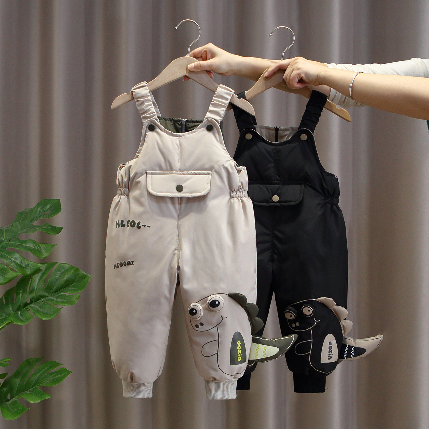 儿童羽绒背带裤男童加厚保暖裤冬季外穿恐龙卡通女宝白鸭绒连体裤