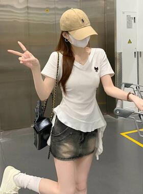 漂亮独下摆V领正肩短袖t恤女感小众收腰显瘦修身白色上衣夏0525d