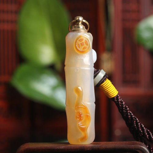 方便携带节节高升俏色巧雕鼻烟壶