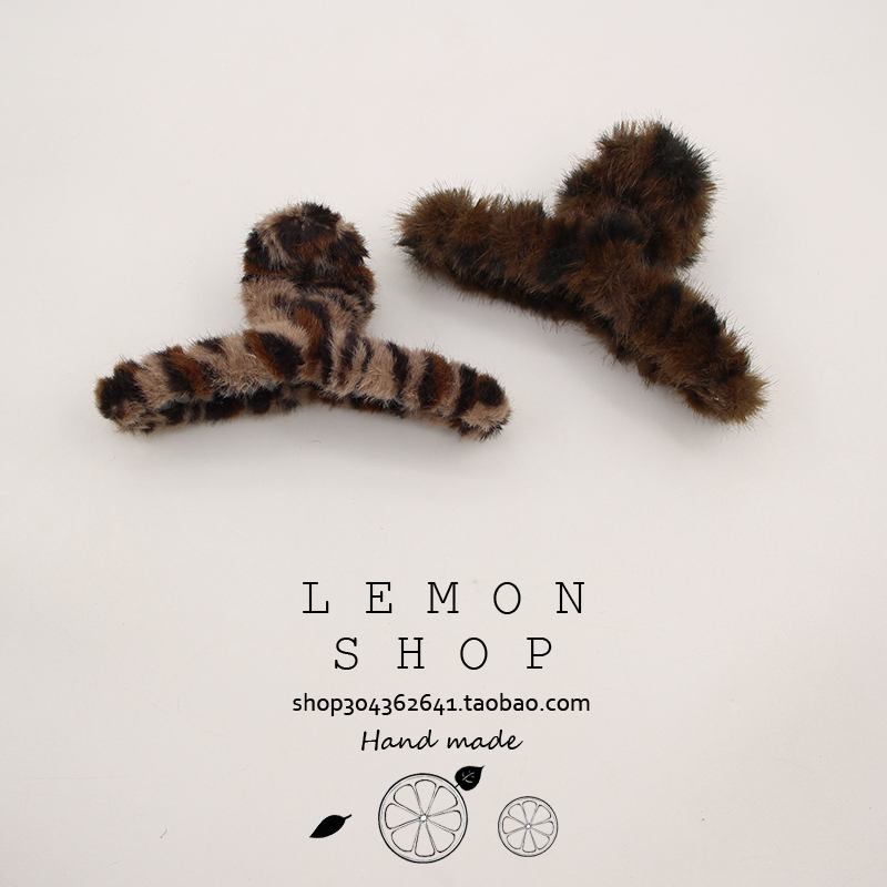 毛绒抓夹秋冬新款豹纹发夹女2025高级感后脑勺鲨鱼夹头饰发卡发饰