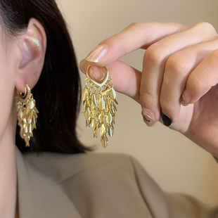 精致个性夸张金色爱心亮片流苏耳针气质轻奢高级感蚊香盘耳夹无洞