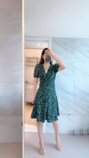 套头新款2025女士连衣裙绿色印花拼接真丝荷叶短袖裹身连衣裙