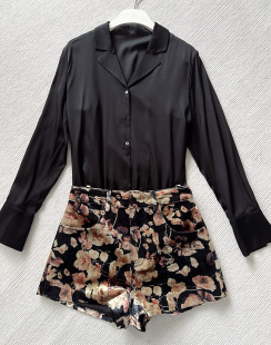 清仓复古印花丝绒短裤+黑色真丝衬衫