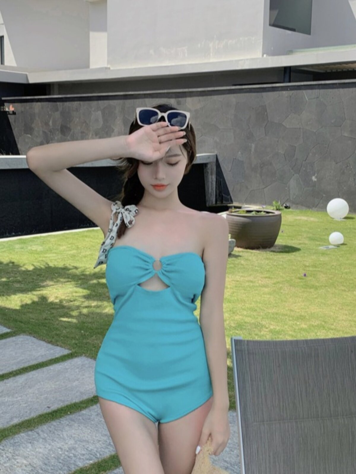 해변에서 사진을 찍으러 싼야에 갈 때 적합한 옷입니다. 보수적이고 상큼하며 날씬한 점프수트입니다