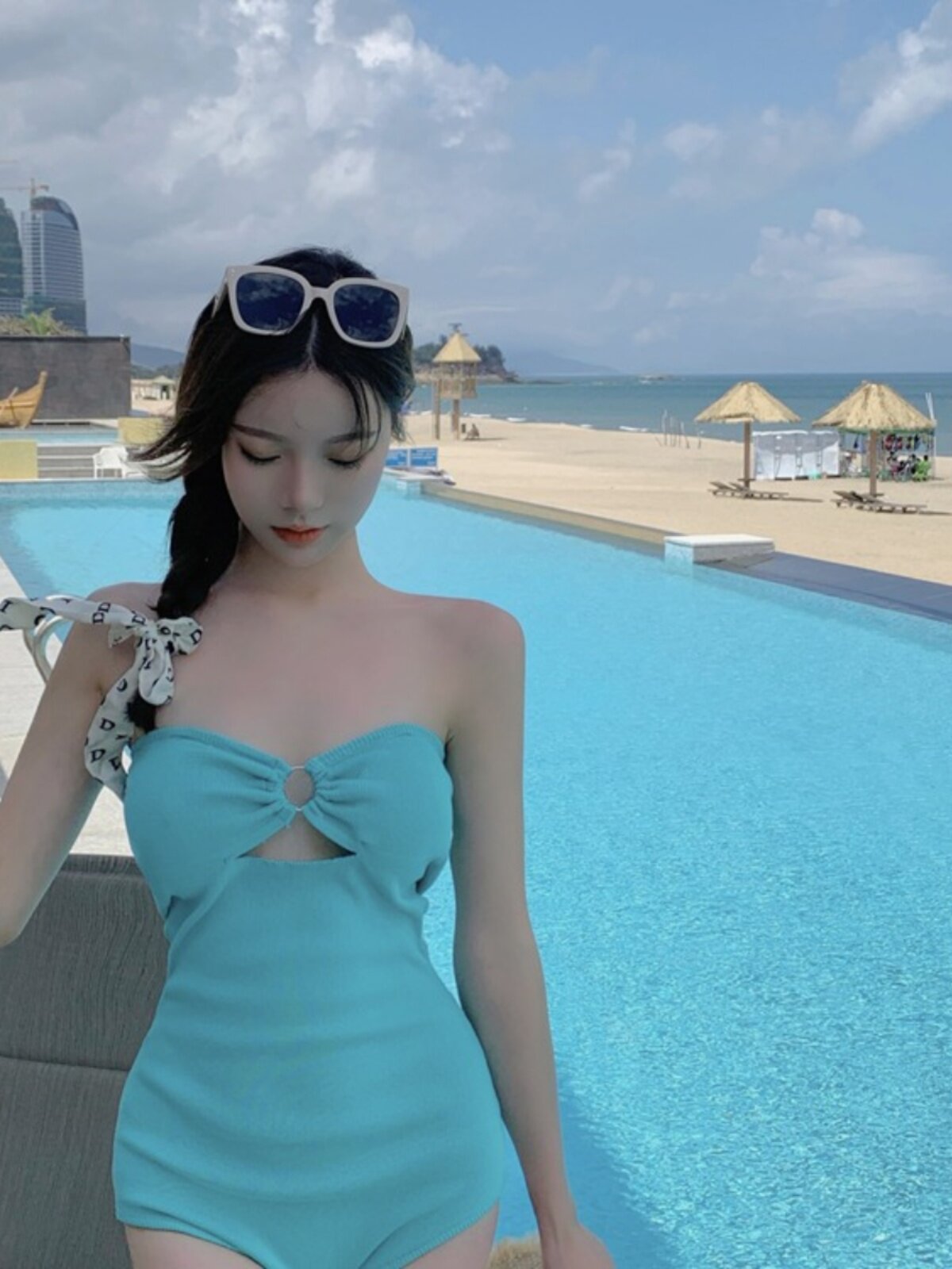 해변에서 사진을 찍으러 싼야에 갈 때 적합한 옷입니다. 보수적이고 상큼하며 날씬한 점프수트입니다