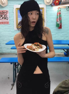 Exclusive type 街头个性设计挖肩纽扣开叉蕾丝花纹修身背心上衣
