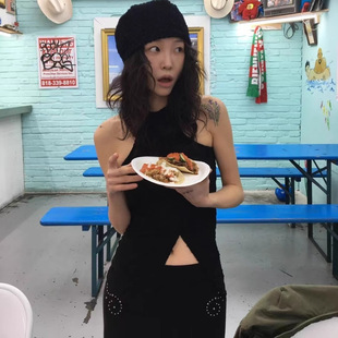Exclusive type 街头个性设计挖肩纽扣开叉蕾丝花纹修身背心上衣