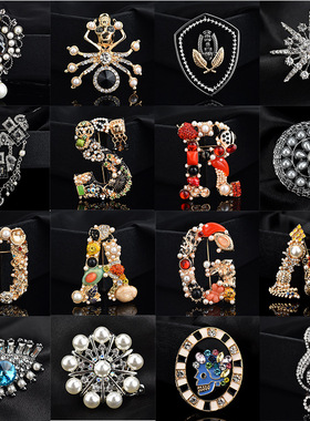 字母胸针2023年潮高档微章胸花配饰设计感小众复古别针个性大牌