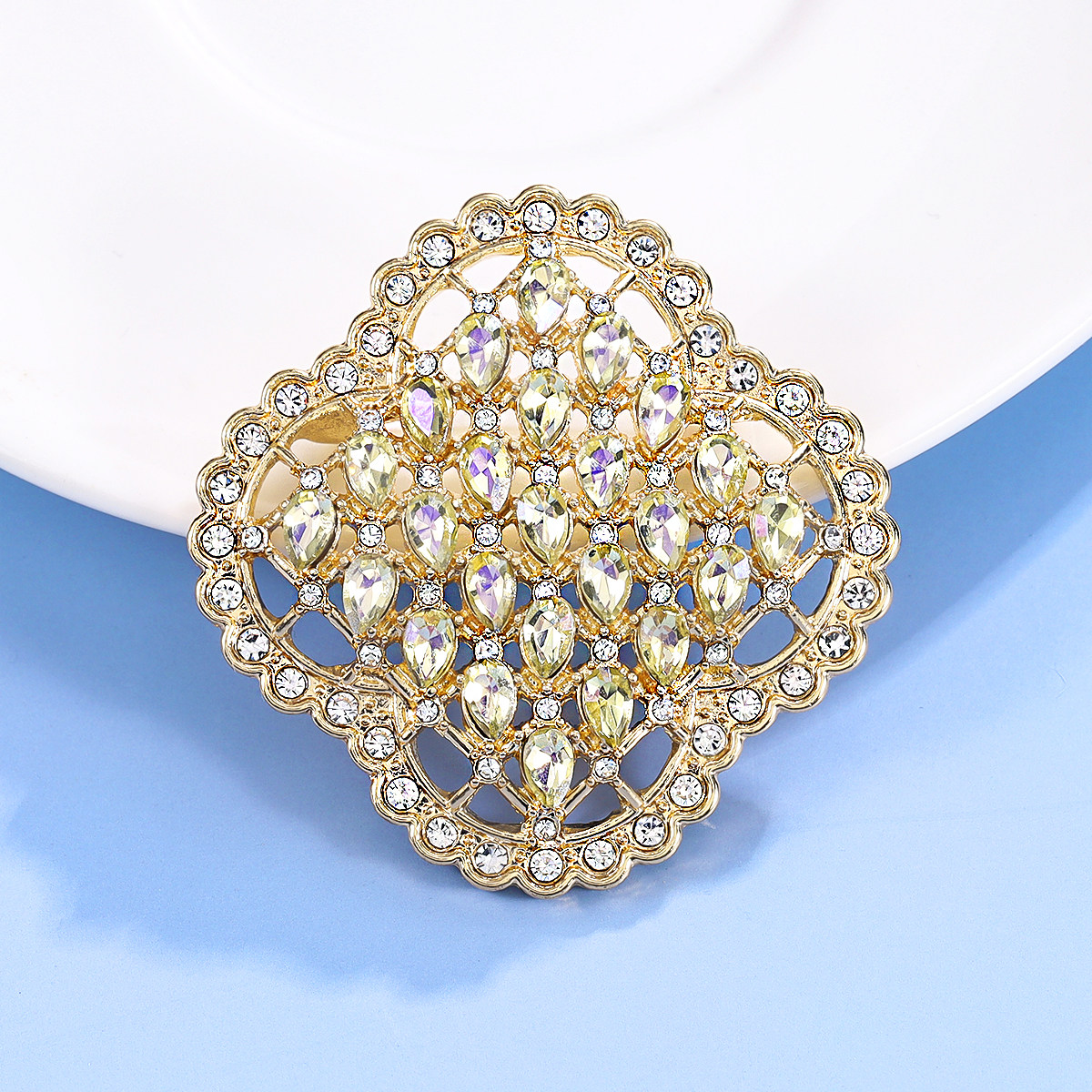 时尚简约镂空四叶胸针小众设计合金玻璃水钻胸花高档宴会礼服饰品,饰品/流行首饰/时尚饰品新,胸针,淘宝优惠券,粉丝福利购,淘宝优惠卷