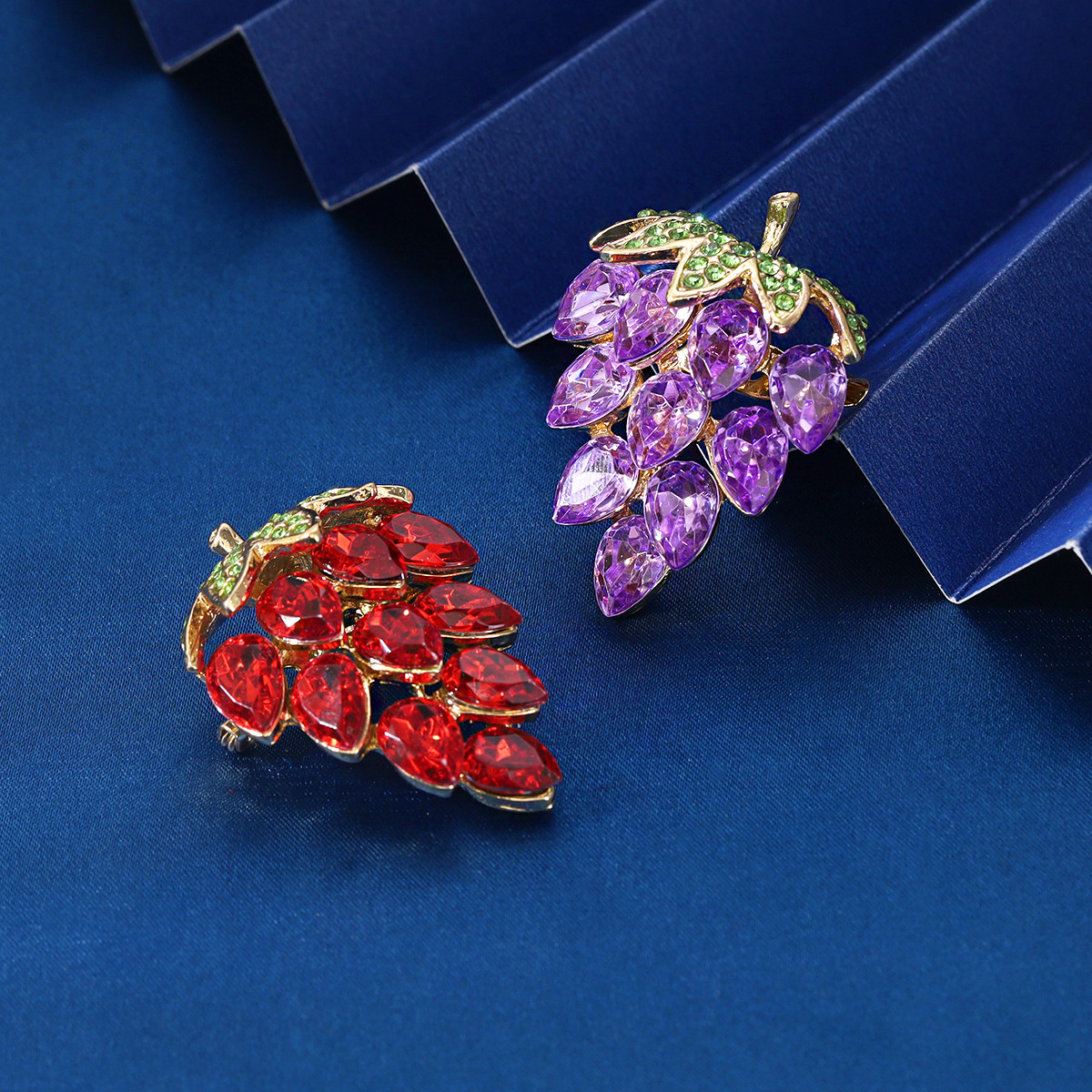 新款甜美可爱水晶玻璃水果草莓胸针夏季连衣裙配饰别针简约防走光,饰品/流行首饰/时尚饰品新,胸针,淘宝优惠券,粉丝福利购,淘宝优惠卷