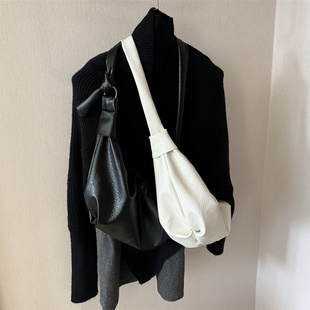 三色大容量胸包斜挎饺子包纯色实用百搭单肩包包牛角包慵懒月牙包