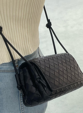 B家麂皮绒手工牛皮编织真皮女包单肩斜挎翻盖小方包简约相机小包