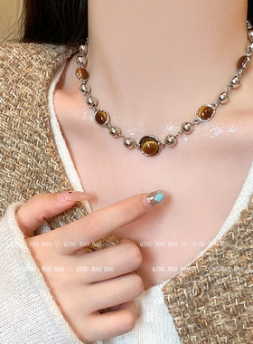 美拉德琥珀色猫眼石锁骨链女小众高级感网红配饰25新款爆款项饰品