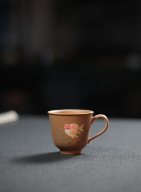宜兴紫砂【泥绘金鱼主人杯】精工手工泥绘鸿运当头品茗杯自用送礼
